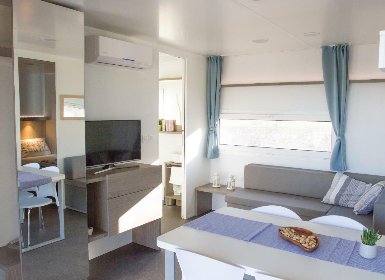 Adrijela Mobile Home Jezera Buitenkant foto